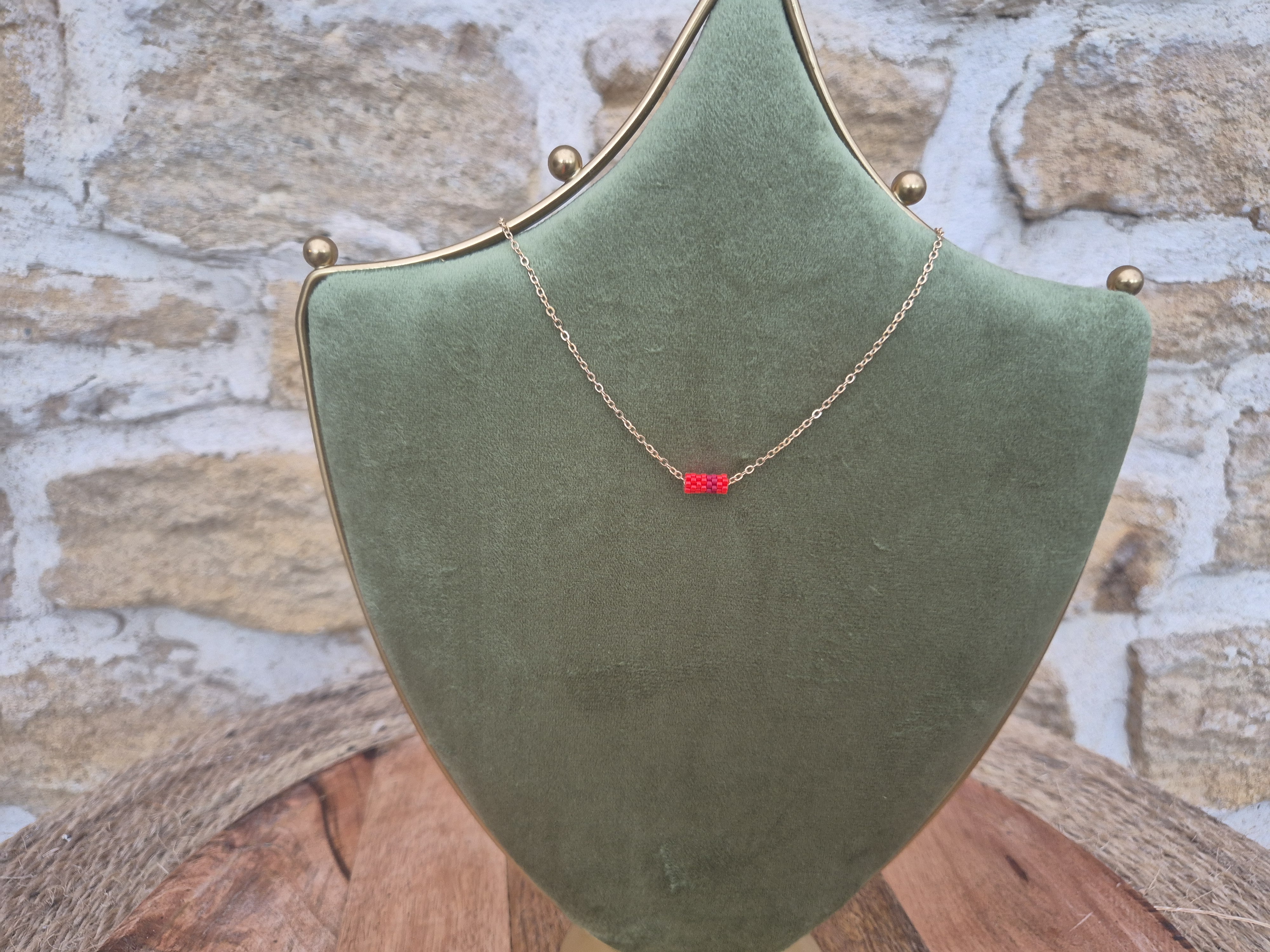 Collier fin à pendentif cylindrique en perles de v