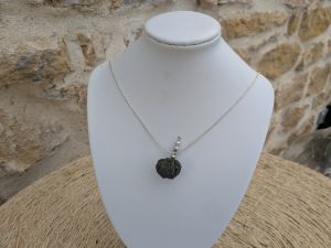 Parure en tissu et métal